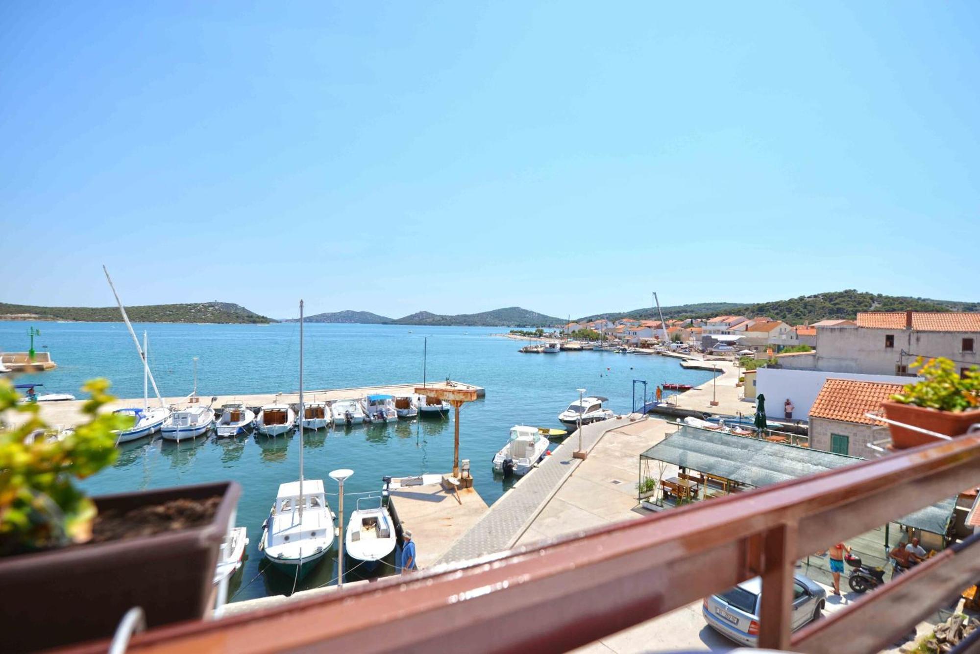 Apartments Mili - Near The Sea And The Centar Of Place Betina  Exterior photo